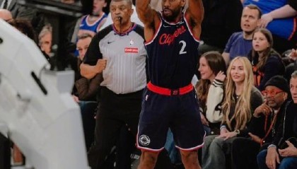 不出所料，伦纳德又受伤了，右脚踝扭伤，明日出战存疑！